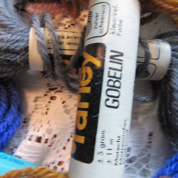 Lot of 40 Tapisserie Wool Yarn small skeins, multicolor.DMC,Anchor,Parley - Picture 3 of 6